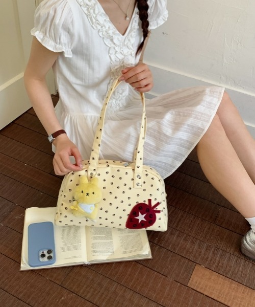 gossip!ロサンゼルス(ゴシップロサンゼルス)の「【Y2Kガーリー】レトロポップ大容量アニマル肉球フットプリントトートバッグ(チャーム付き)(トートバッグ・レディース・ブラック/ホワイト/ライトイエロー・FREE)」の13枚目の写真