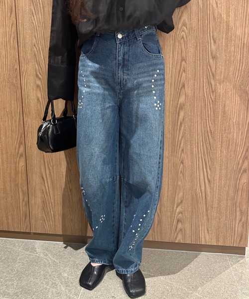 MYMOOD.(マイムード)の「スタッズアシメカーブデニムパンツ(デニムパンツ・レディース・ブルー・M)」の4枚目の写真