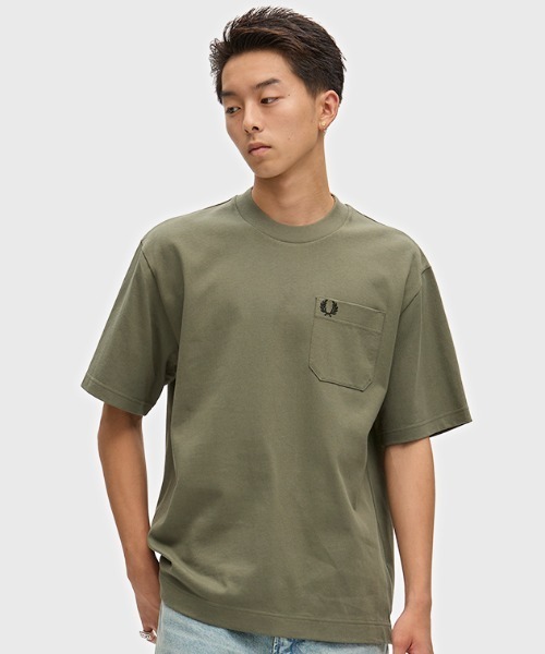 FRED PERRY(フレッドペリー)の「Relaxed T-Shirt/リラックスTシャツ(Tシャツ/カットソー・メンズ・カーキ/ダークネイビー/ホワイト/グレイッシュブルー/ネイビー/ブラック/ベージュ・L/XL/S/M)」の4枚目の写真