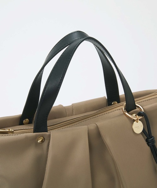 TREASURE TOPKAPI(トレジャートプカピ)の「【TREASURE TOPKAPI】Lien リヤン タックシルエット 2WAY トートバッグ / 軽量 / A4対応(トートバッグ・レディース・ブラック/ベージュ/カーキ・FREE)」の4枚目の写真