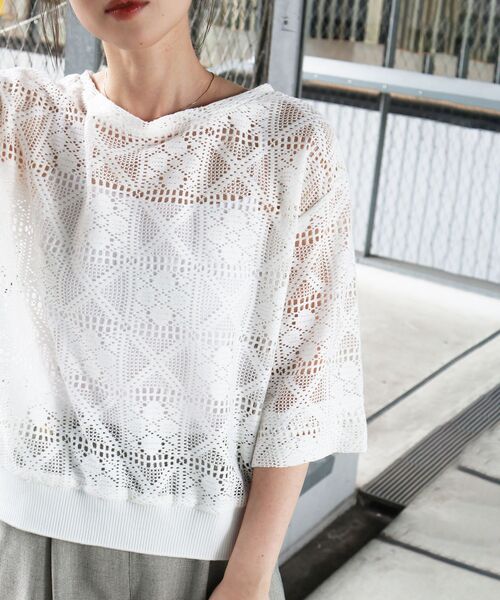 le.coeur blanc(ルクールブラン)の「《WEB限定》トーション風レースデザイントップス(Tシャツ/カットソー・レディース・ブラック/オフホワイト/アイボリー・38)」の2枚目の写真