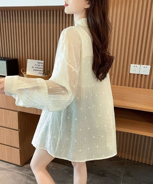 AMAJI(アマジ)の「ジャガード ポロカラー シアー ミディ丈シャツジャケット(シャツ/ブラウス・レディース・ライトブルー/ベージュ・LARGE/X-LARGE/MEDIUM)」の1枚目の写真
