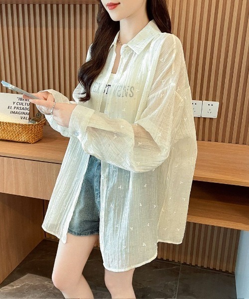 AMAJI(アマジ)の「ジャガード ポロカラー シアー ミディ丈シャツジャケット(シャツ/ブラウス・レディース・ライトブルー/ベージュ・LARGE/X-LARGE/MEDIUM)」の4枚目の写真