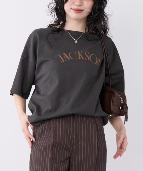MICA&DEAL（マイカ＆ディール）の「"JACKSON"ロゴプリントハーフスリーブTシャツ（Tシャツ/カットソー・レディース・チャコールグレー/ブラウン/ライトグレー・FREE）」の2枚目の写真