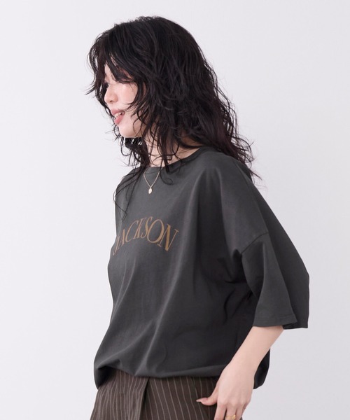 MICA&DEAL（マイカ＆ディール）の「"JACKSON"ロゴプリントハーフスリーブTシャツ（Tシャツ/カットソー・レディース・チャコールグレー/ブラウン/ライトグレー・FREE）」の5枚目の写真