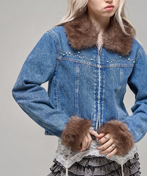 WHO'S WHO gallery(フーズフーギャラリー)の「【26AW LOOK掲載品番】ビジュファーデニムジャケット(ブルゾン・レディース・ブルー/ブラウン/ブラック・FREE)」の1枚目の写真