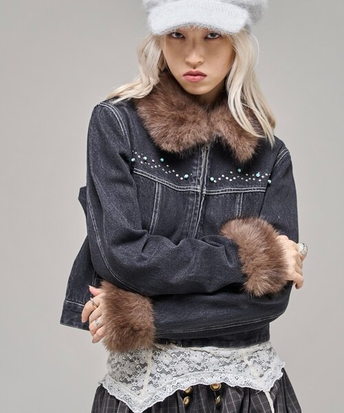 WHO'S WHO gallery(フーズフーギャラリー)の「【26AW LOOK掲載品番】ビジュファーデニムジャケット(ブルゾン・レディース・ブルー/ブラウン/ブラック・FREE)」の4枚目の写真