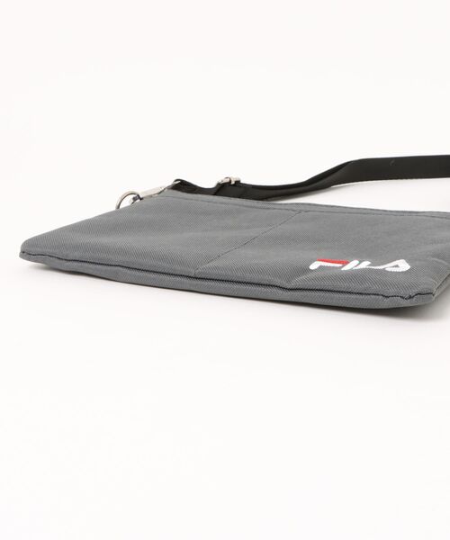 FILA(フィラ)の「【FILA/フィラ】【シンプルなデザインでデイリー使いしやすい】横型ショルダーバッグ 薄型 ブランドロゴ シンプル ユニセックス(ショルダーバッグ・メンズ・グレー・FREE)」の3枚目の写真