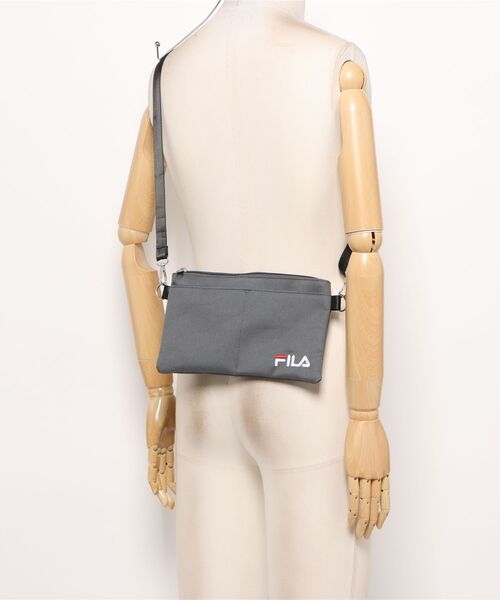 FILA(フィラ)の「【FILA/フィラ】【シンプルなデザインでデイリー使いしやすい】横型ショルダーバッグ 薄型 ブランドロゴ シンプル ユニセックス(ショルダーバッグ・メンズ・グレー・FREE)」の5枚目の写真