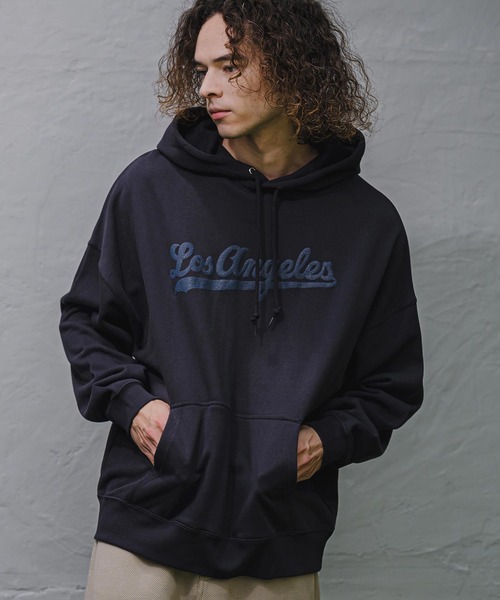CAMBIO（カンビオ）の「mpa4248-プリントプルパーカー - LOS ANGELES(2602131MCB)（パーカー・メンズ・アッシュ/ブラック/ネイビー・L/M/XL）」の3枚目の写真