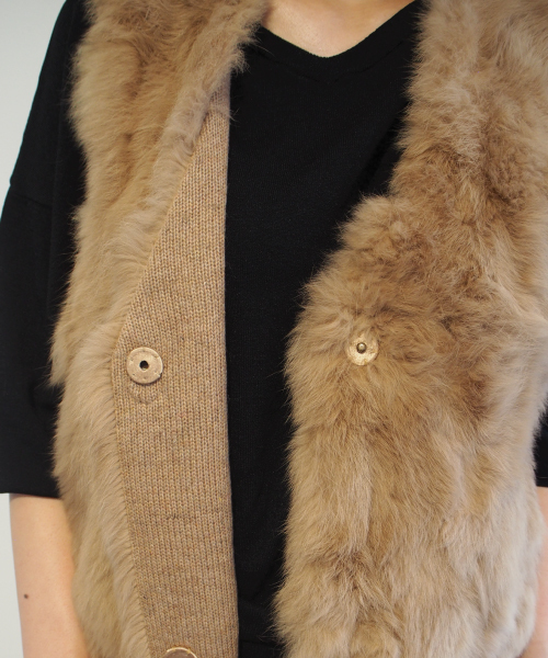 INTERPLANET（インタープラネット）の「ラビットファーニットジレベスト（ベスト・レディース・チャコールグレー/キャメル/ライトグレー・FREE）」の18枚目の写真