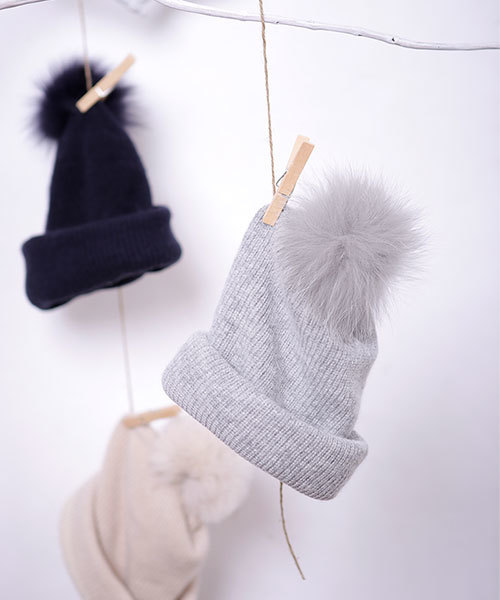NANO universe（ナノユニバース）の「【CLASSY. 12月号掲載】 ファーポンポンニットキャップ（ニットキャップ/ビーニー・レディース・ベージュ/ネイビー/グレー・FREE）」の2枚目の写真
