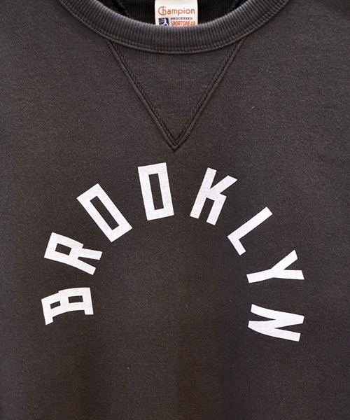 SHIPS（シップス）の「Champion: 【SHIPS AUTHENTIC 別注】 チャンピオン プリント クルーネック スウェット■（スウェット・メンズ・グレー/ネイビー/ブラック・SMALL/MEDIUM/LARGE）」の15枚目の写真