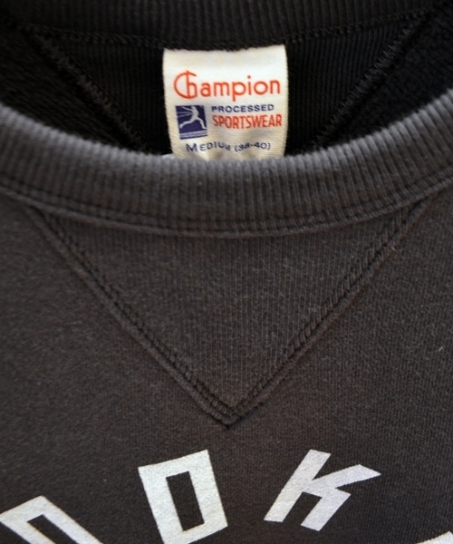 SHIPS（シップス）の「Champion: 【SHIPS AUTHENTIC 別注】 チャンピオン プリント クルーネック スウェット■（スウェット・メンズ・グレー/ネイビー/ブラック・SMALL/MEDIUM/LARGE）」の16枚目の写真