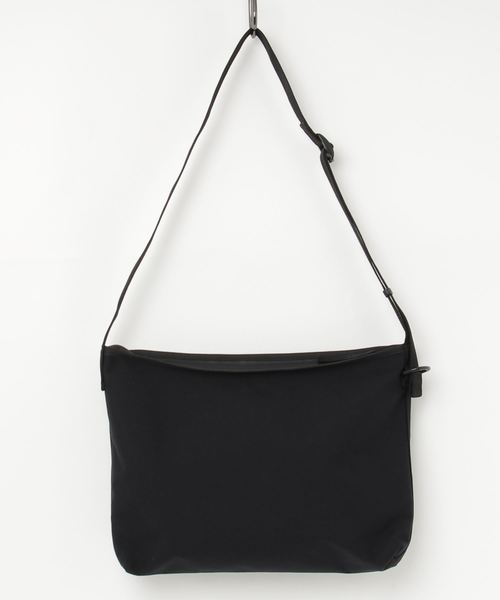 Esperanto(エスペラント)の「esperanto (エスペラント) / コーデュラ1000 サコッシュ バッグ(ショルダーバッグ・メンズ・ブラック/エンジ/ベージュ/ネイビー/グレー/オリーブ/ブルー/カモフラージュ・FREE)」の2枚目の写真