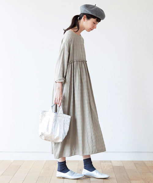 Sunny clouds（サニークラウズ）の「サニークラウズ　ｆｅａｔ．Ｓｈｕｔｔｌｅ　Ｎｏｔｅｓ　ｋａｚｕｍｉのよく見たらチェックのワンピース〈レディース〉（ワンピース・レディース・ベージュ・MEDIUM/LARGE/X-LARGE/XX-LARGE/NM）」の10枚目の写真