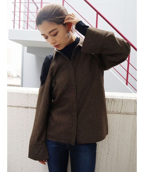 EMODA（エモダ）の「ヘリンボーンバストレイヤー2WAYトップ（シャツ/ブラウス・レディース・ベージュ/グレー/ブラック・FREE）」の4枚目の写真