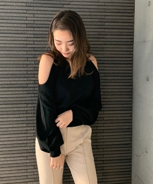 ENVYM（アンビー）の「オープンショルダーショートＮＫＩＴ（ニット/セーター・レディース・ブラック/ベージュ/グレー・FREE）」の9枚目の写真