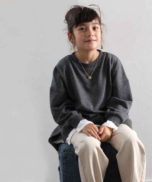 classicalelf(クラシカルエルフ)の「キッズ レイヤード風ミドル丈無地ビッグシルエットクルーネックトレーナー(長袖)(スウェット・キッズ・チャコールグレー/ブラック/ベージュ/カーキ/モカ・130/140/150)」の16枚目の写真
