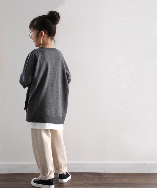 classicalelf(クラシカルエルフ)の「キッズ レイヤード風ミドル丈無地ビッグシルエットクルーネックトレーナー(長袖)(スウェット・キッズ・チャコールグレー/ブラック/ベージュ/カーキ/モカ・130/140/150)」の14枚目の写真