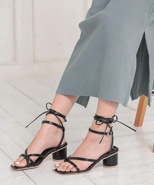 KOBE LETTUCE（コウベレタス）の「レースアップ2wayトングサンダル（サンダル・レディース・ホワイト/イエロー系その他/ブラック/パイソン・S/M/L/LL）」の2枚目の写真