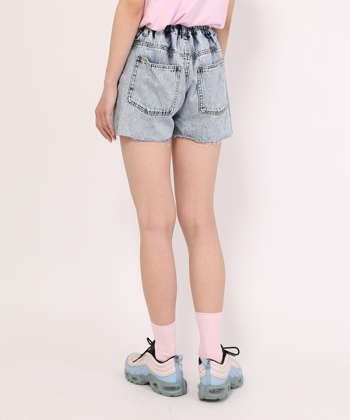 PUNYUS（プニュズ）の「デニムショートパンツ（デニムパンツ・レディース・ライトブルー/インディゴブルー/ブルー系その他/ブラック・3/2/1/4）」の21枚目の写真