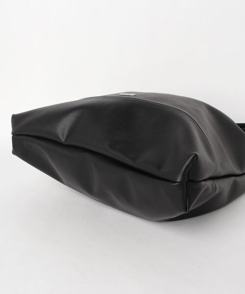 COLONY 2139(コロニートゥーワンスリーナイン)の「【MEN'S/ユニセックス】フェイクレザーつまみトートバッグ2(トートバッグ・メンズ・ブラック・FREE)」の4枚目の写真