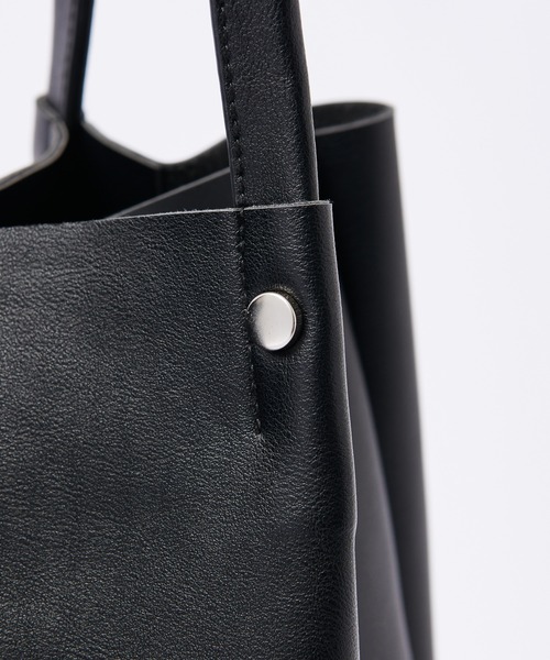 COLONY 2139(コロニートゥーワンスリーナイン)の「【MEN'S/ユニセックス】フェイクレザーつまみトートバッグ2(トートバッグ・メンズ・ブラック・FREE)」の9枚目の写真