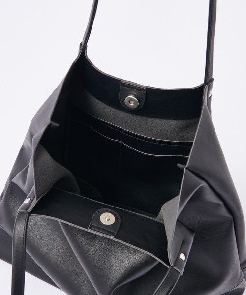 COLONY 2139(コロニートゥーワンスリーナイン)の「【MEN'S/ユニセックス】フェイクレザーつまみトートバッグ2(トートバッグ・メンズ・ブラック・FREE)」の8枚目の写真