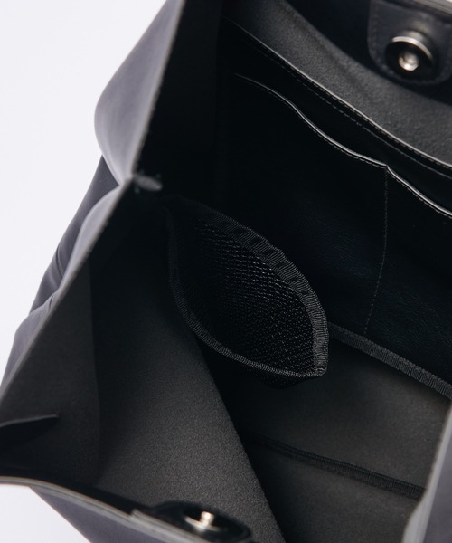 COLONY 2139(コロニートゥーワンスリーナイン)の「【MEN'S/ユニセックス】フェイクレザーつまみトートバッグ2(トートバッグ・メンズ・ブラック・FREE)」の11枚目の写真