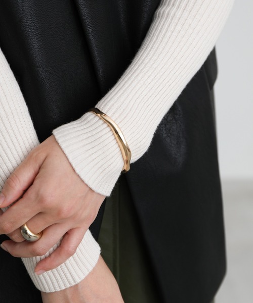 select MOCA（セレクトモカ）の「シンプルカーブバングル（バングル/リストバンド・レディース・シルバー/ゴールド・FREE）」の2枚目の写真