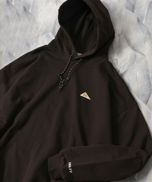 FREAK'S STORE(フリークスストア)の「WEB限定 KELTY×FREAK'S STORE/ケルティ 別注 ワンポイント ヴィンテージロゴ プルオーバーパーカー/フーディー/ビッグシルエット(パーカー・メンズ・ブラック/ダークグリーン/ブラウン/グレー/オフホワイト/グレイッシュブルー・SMALL/MEDIUM/LARGE/X-LARGE)」の5枚目の写真