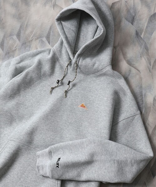 FREAK'S STORE(フリークスストア)の「WEB限定 KELTY×FREAK'S STORE/ケルティ 別注 ワンポイント ヴィンテージロゴ プルオーバーパーカー/フーディー/ビッグシルエット(パーカー・メンズ・ブラック/ダークグリーン/ブラウン/グレー/オフホワイト/グレイッシュブルー・SMALL/MEDIUM/LARGE/X-LARGE)」の4枚目の写真