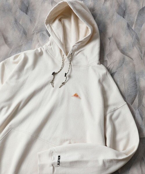 FREAK'S STORE(フリークスストア)の「WEB限定 KELTY×FREAK'S STORE/ケルティ 別注 ワンポイント ヴィンテージロゴ プルオーバーパーカー/フーディー/ビッグシルエット(パーカー・メンズ・ブラック/ダークグリーン/ブラウン/グレー/オフホワイト/グレイッシュブルー・SMALL/MEDIUM/LARGE/X-LARGE)」の2枚目の写真