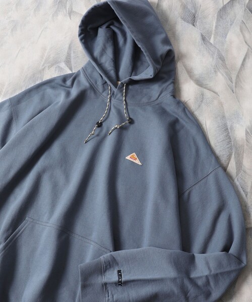 FREAK'S STORE(フリークスストア)の「WEB限定 KELTY×FREAK'S STORE/ケルティ 別注 ワンポイント ヴィンテージロゴ プルオーバーパーカー/フーディー/ビッグシルエット(パーカー・メンズ・ブラック/ダークグリーン/ブラウン/グレー/オフホワイト/グレイッシュブルー・SMALL/MEDIUM/LARGE/X-LARGE)」の6枚目の写真