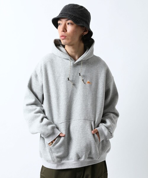 FREAK'S STORE(フリークスストア)の「WEB限定 KELTY×FREAK'S STORE/ケルティ 別注 ワンポイント ヴィンテージロゴ プルオーバーパーカー/フーディー/ビッグシルエット(パーカー・メンズ・ブラック/ダークグリーン/ブラウン/グレー/オフホワイト/グレイッシュブルー・SMALL/MEDIUM/LARGE/X-LARGE)」の9枚目の写真