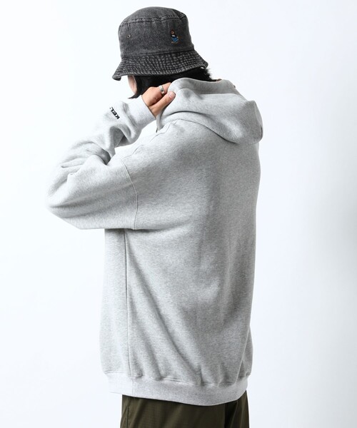 FREAK'S STORE(フリークスストア)の「WEB限定 KELTY×FREAK'S STORE/ケルティ 別注 ワンポイント ヴィンテージロゴ プルオーバーパーカー/フーディー/ビッグシルエット(パーカー・メンズ・ブラック/ダークグリーン/ブラウン/グレー/オフホワイト/グレイッシュブルー・SMALL/MEDIUM/LARGE/X-LARGE)」の18枚目の写真