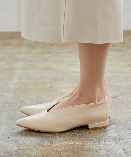 menue（メヌエ）の「ポインテッドトゥ 変形ローヒールパンプス（パンプス・レディース・ブラウン系その他/ペールイエロー/ブラック/アイボリー/グレイッシュベージュ・21.5cm/22.5cm/23.0cm/24.5cm/25.0cm/22.0cm/23.5cm/24.0cm/25.5cm/26.0cm）」の18枚目の写真