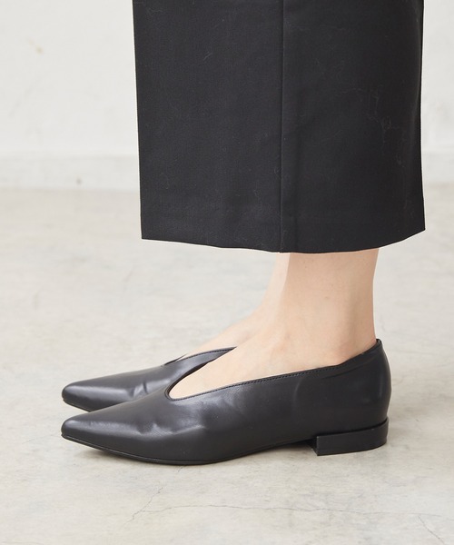 menue（メヌエ）の「ポインテッドトゥ 変形ローヒールパンプス（パンプス・レディース・ブラウン系その他/ペールイエロー/ブラック/アイボリー/グレイッシュベージュ・21.5cm/22.5cm/23.0cm/24.5cm/25.0cm/22.0cm/23.5cm/24.0cm/25.5cm/26.0cm）」の16枚目の写真