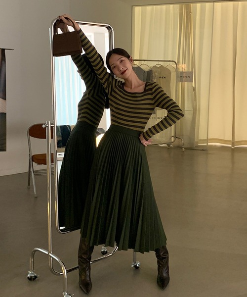 Leja(レジャ)の「レザープリーツロングスカート(スカート・レディース・レッド/カーキ・SMALL/MEDIUM)」の2枚目の写真