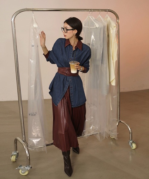 Leja(レジャ)の「レザープリーツロングスカート(スカート・レディース・レッド/カーキ・SMALL/MEDIUM)」の3枚目の写真