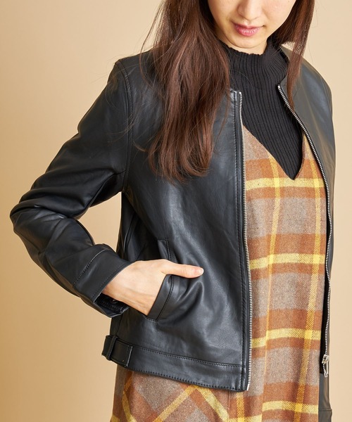 tocco closet（トッコ　クローゼット）の「フェイクレザーノーカラーライダース（ライダースジャケット・レディース・ブラック/キャメル/グレイッシュベージュ・M）」の7枚目の写真