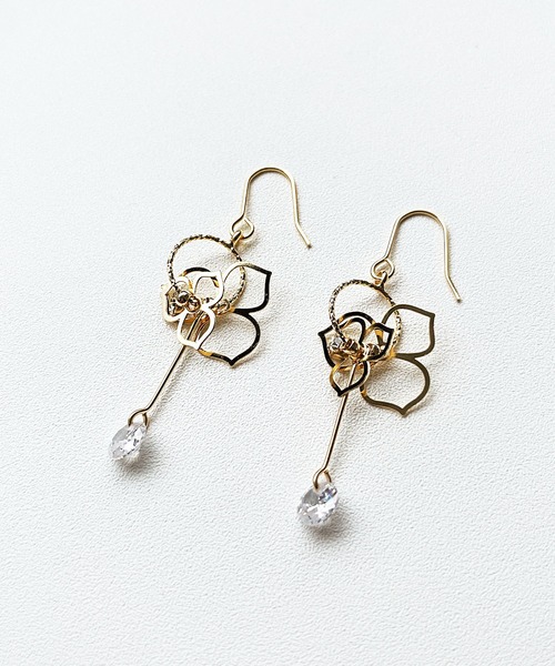 CEMONEMO(セモネモ)の「キュービック 透かしフラワー ロング フックピアス(ピアス(両耳用)・レディース・シルバー/ゴールド・FREE)」の12枚目の写真