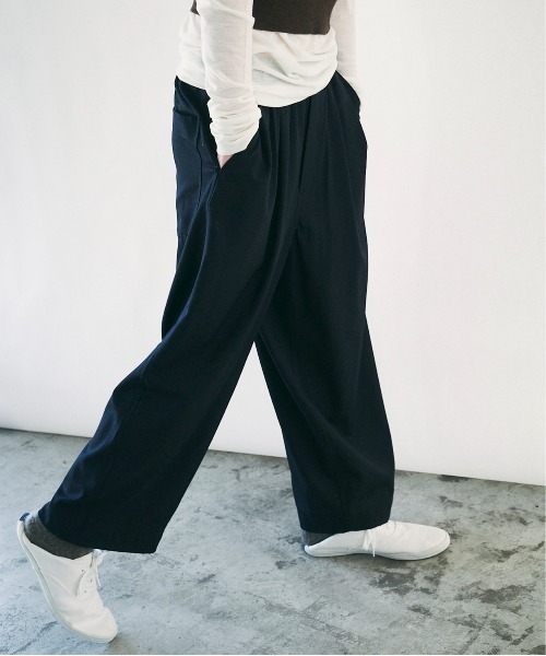 And A（アンドエー）の「unfil アンフィル / fine wool gabardine BIG easy trousers ファインウール ギャバジン ビッグイージートラウザーズ ワイドスラックス イージーパンツ / WWFL-UW104（スラックス・レディース・オフホワイト/ダークネイビー・1）」の2枚目の写真