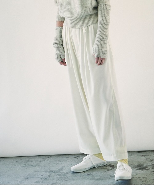 And A（アンドエー）の「unfil アンフィル / fine wool gabardine BIG easy trousers ファインウール ギャバジン ビッグイージートラウザーズ ワイドスラックス イージーパンツ / WWFL-UW104（スラックス・レディース・オフホワイト/ダークネイビー・1）」の9枚目の写真