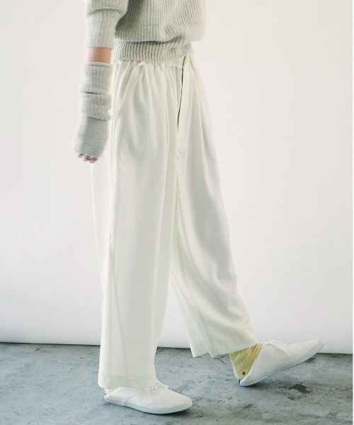 And A（アンドエー）の「unfil アンフィル / fine wool gabardine BIG easy trousers ファインウール ギャバジン ビッグイージートラウザーズ ワイドスラックス イージーパンツ / WWFL-UW104（スラックス・レディース・オフホワイト/ダークネイビー・1）」の10枚目の写真