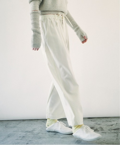 And A（アンドエー）の「unfil アンフィル / fine wool gabardine BIG easy trousers ファインウール ギャバジン ビッグイージートラウザーズ ワイドスラックス イージーパンツ / WWFL-UW104（スラックス・レディース・オフホワイト/ダークネイビー・1）」の11枚目の写真