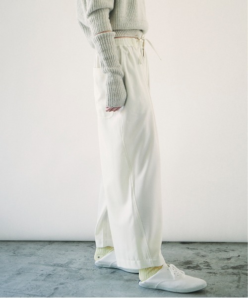 And A（アンドエー）の「unfil アンフィル / fine wool gabardine BIG easy trousers ファインウール ギャバジン ビッグイージートラウザーズ ワイドスラックス イージーパンツ / WWFL-UW104（スラックス・レディース・オフホワイト/ダークネイビー・1）」の12枚目の写真