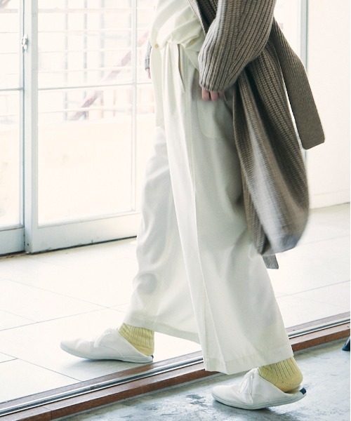 And A（アンドエー）の「unfil アンフィル / fine wool gabardine BIG easy trousers ファインウール ギャバジン ビッグイージートラウザーズ ワイドスラックス イージーパンツ / WWFL-UW104（スラックス・レディース・オフホワイト/ダークネイビー・1）」の21枚目の写真