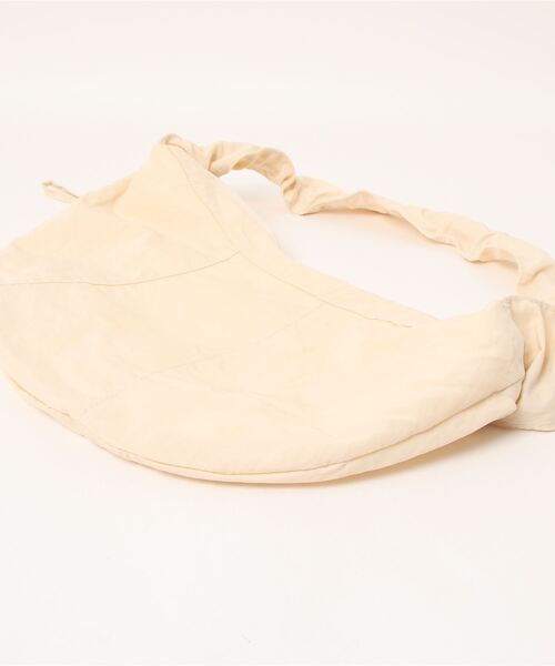 flower(フラワー)の「シャーリングハンドルバッグ(ショルダーバッグ・レディース・アイボリー/ブラック/ブルー・FREE)」の7枚目の写真